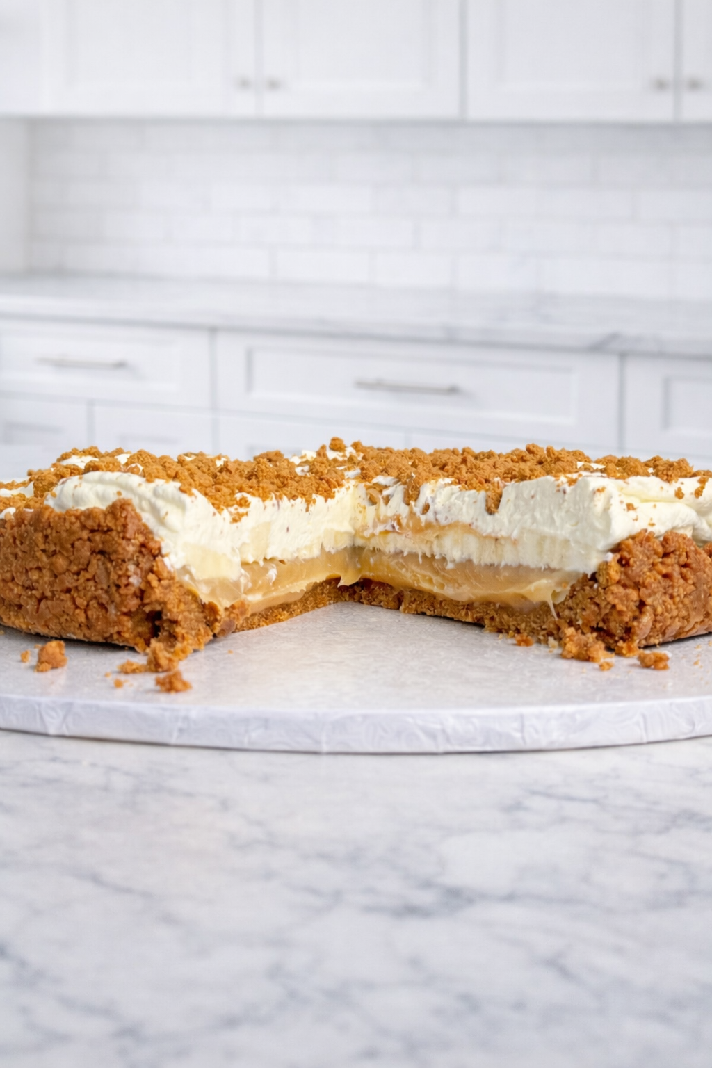 Easy No-Bake Biscoff Banoffee Pie with Homemade Gooey Caramel